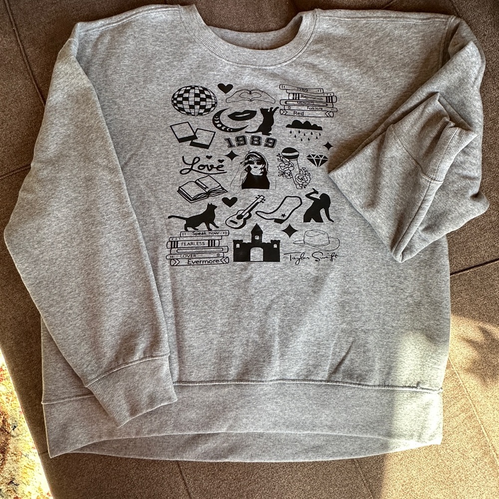 Taylor Swift Gray Black Vinyl  Graphic Sweatshirt Size L